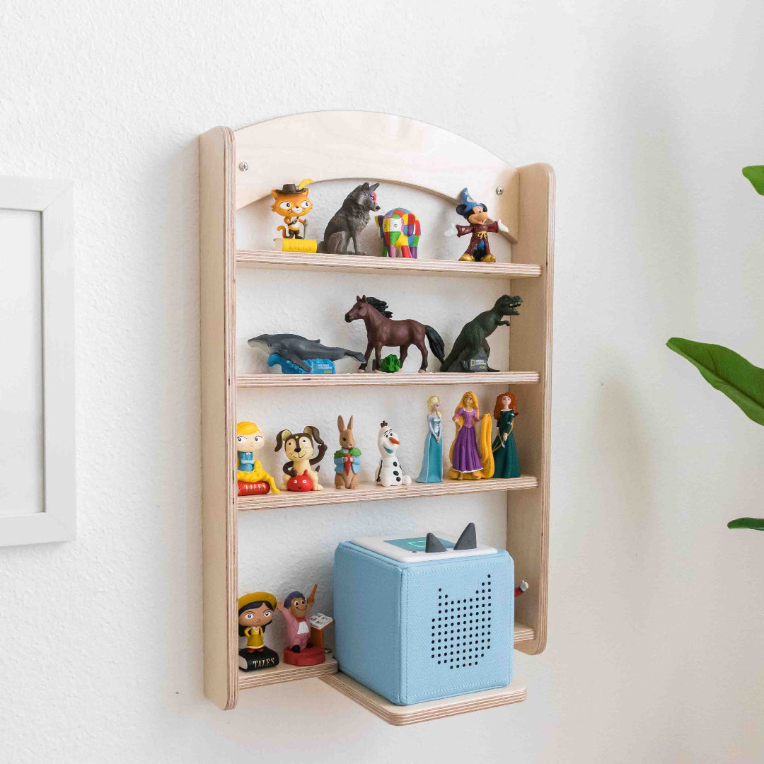 Side view of a wooden tonie shelf hanging on the wall securely holding a tonie box and tonie characters.